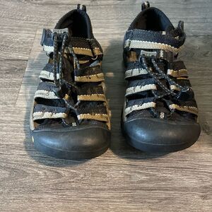 Keen Newport H2 Black Tan Kids Size 2  waterproof Hiking Water Sandals Shoes